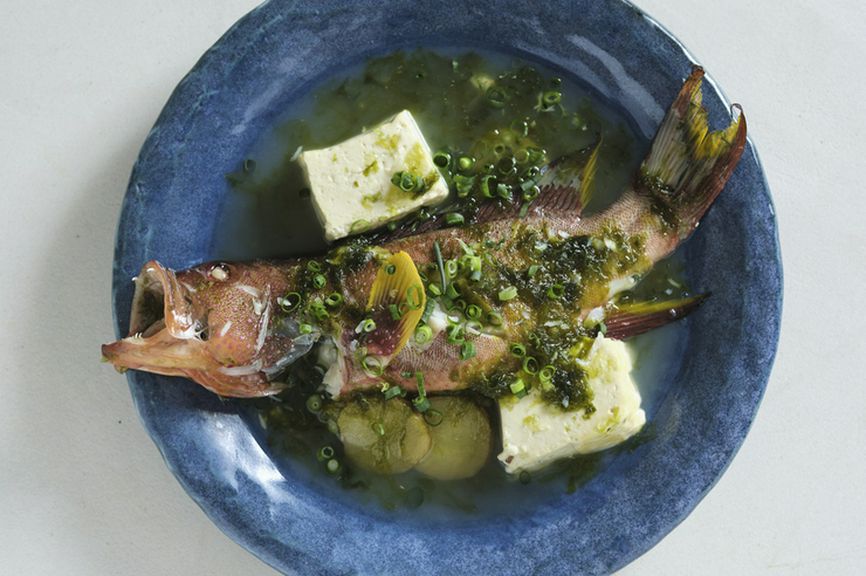 素材の秀逸さが際立つ『本日の石垣近海魚のマース煮 〜石垣の塩と生アーサ〜』