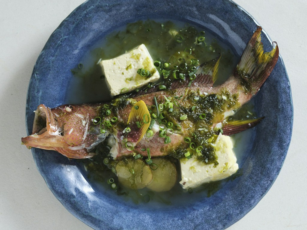 素材の秀逸さが際立つ『本日の石垣近海魚のマース煮　～石垣の塩と生アーサ～』