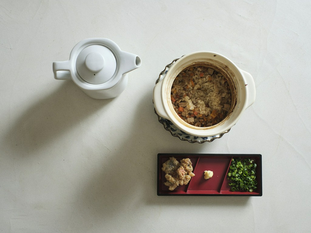 だしをかけ、お茶漬けとしてもさっと味わえる〆の逸品『土鍋で炊きたて　じゅーしー　薬味とお出汁付き』