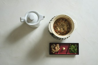 だしをかけ、お茶漬けとしてもさっと味わえる〆の逸品『土鍋で炊きたて　じゅーしー　薬味とお出汁付き』