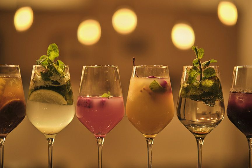 島料理とオリジナルカクテルのペアリングを楽しんで