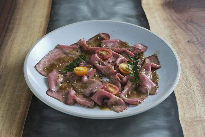 薄切りでも肉の旨みと脂の甘みをしっかりと感じられる『54℃の奇跡!石垣牛のローストビーフ』