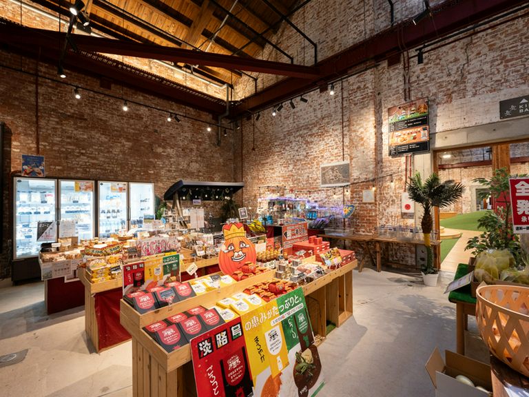 淡路島の魅力的な商品やおみやげを取り揃えたマルシェも展開