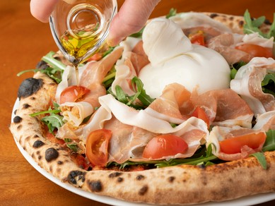 生クリームと淡路島産のセルバチコの苦み、生ハムの塩味が最高にマッチ『マルゲリータ・ブッラータ』