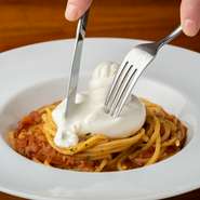 淡路牛を使用した自家製のボロネーゼソースに、淡路麺業の生パスタを組み合わせたオリジナリティ溢れるパスタです。濃厚ソースとモチモチパスタの上に、つくりたてミニブッラータをおけば絶品パスタの出来上がり。
