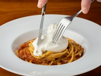 濃厚ソースとモチモチパスタの上につくりたてミニブッラータを『ボロネーゼブッラータ』