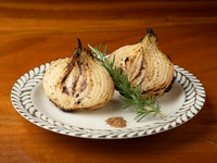 淡路島のブランド玉ねぎを一個丸ごと焼いた贅沢な一品『成井さんちの完熟玉ねぎステーキ』
