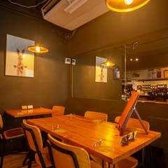 ウッディなテーブル席で、会話に花咲くおしゃべり女子会