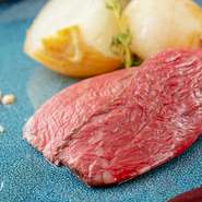 開店当初からの人気の本格的に調理された希少な肉メニューです。オーストラリアから仕入れたブラックカンガルーの肉をじっくり加熱。歯切れがよく上品な味が魅力です。トリュフのソースとの相性が抜群です。