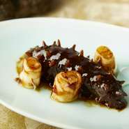 ナマコの葱煮込み／Braised Sea Cucumber with Scallion