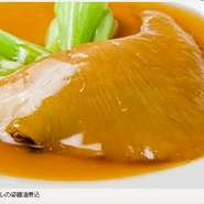 フカヒレの姿煮込み／Braised Shark Fin in Brown Sauce 