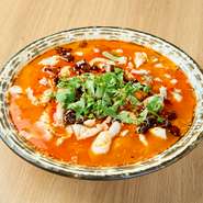 中国からのゲストはほとんどがオーダーするという人気メニュー。四川省で「酸菜」呼ばれる青菜を辛く漬けたものをスズキと共に煮込んでいます。ご飯のおかずにも、お酒のお供にも最適。