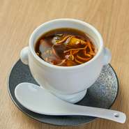 蒸しスープは【蘭の拾璞】の自慢料理。中でも黒ニンニクとつぶ貝を蒸したスープは、春ならではの一押しメニューです。