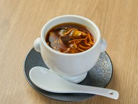 素材の旨みを堪能できる『黒ニンニクとつぶ貝のスープ』／Steamed Soup with Sea Whelks and Black Garlic