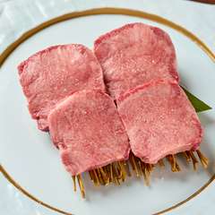 適度な厚みで食感と旨みの両方をしっかりと感じられる『黒毛和牛　厚切りタン』