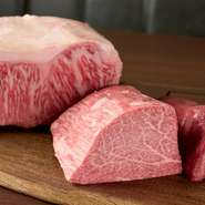 その時々で最も優れている肉塊を買い付けます。おいしいと感じるのに必要な脂も、重くなくさらっと感じられるタイプのものを厳選。老若男女を問わず黒毛和牛を楽しめるように配慮されています。