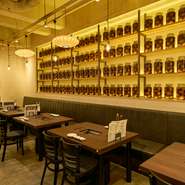 和牛を心行くまで食べてもらうことこそがモットー。加えて、早く提供することも大切にしています。席間も広くゆったりと設え、肩肘を張らず、おいしい時間を過ごせる空間づくりも心掛けているそうです。