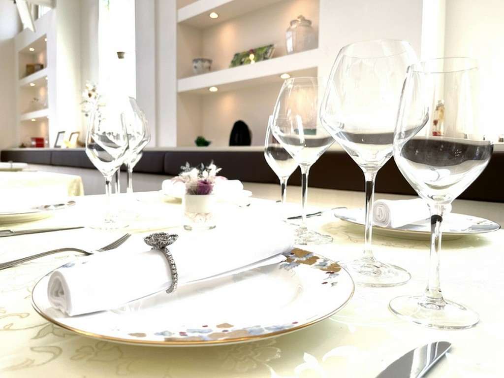 清らかなチャペルレストランでデートのお食事を！