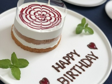 お誕生日や結婚記念日はチャペル造りのレストランで！