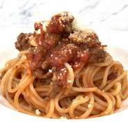 人気メニューであるこのパスタは、完熟トマトとたっぷりの玉葱を使い、煮詰めては水分を足し、また煮詰めては水分を足し、長時間かけてトマトの「旨み」と「甘味」を引き出したちょっと変わったパスタソースです。