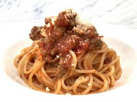 人気メニューであるこのパスタは、完熟トマトとたっぷりの玉葱を使い、煮詰めては水分を足し、また煮詰めては水分を足し、長時間かけてトマトの「旨み」と「甘味」を引き出したちょっと変わったパスタソースです。