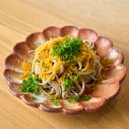 日本蕎麦に、削った自家製からすみをトッピングした『からすみ蕎麦』。お酒の肴の一品料理としても、〆の逸品としてもオススメできるメニューです。