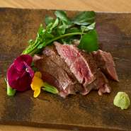 熊本県産・特選赤牛の希少部位のステーキ。牛一頭からわずかな量しか取れないヒレ肉の中心部である、シャトーブリアンを贅沢に楽しめます。柔らかな肉質のなかに、確かな旨みを実感できる逸品です。