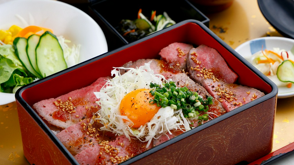 シンプルな一枚肉から、ローストビーフまで多彩な『ステーキ重』