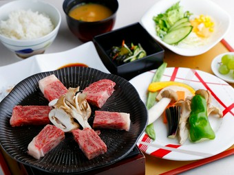 熟練の目で見極めた素材に、草津らしいこだわりを『鉄板焼き会席』