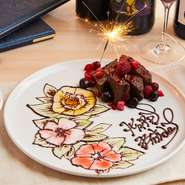 誕生日や記念日に好評なのが、料理長特製のスペシャルプレート。メッセージはもちろん、キャラクターを描いた特製のプレートのリクエストも可能です。コース料理をオーダーした場合は無料でアップグレードできます。