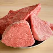 柔らかく濃厚な旨みがある選りすぐりのお肉と、ソムリエセレクトのワインが、素敵なデートに華を添えてくれます。さまざまな部位を網羅できるコースは3種類。ご褒美ディナーに足を運んでみてはいかがでしょう。