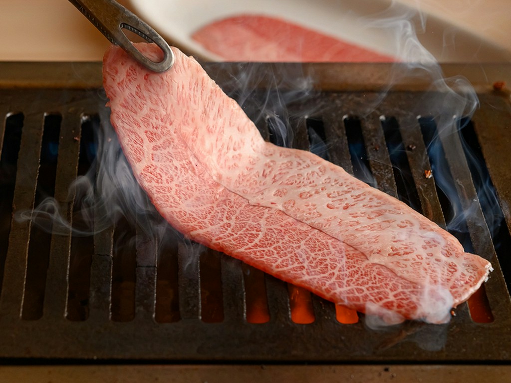 焼きすぎ厳禁、卵黄との見事なコラボを満喫『TKB～玉子絡ませビーフ～』