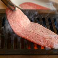 さっと表面を焼いた和牛を、解きほぐした卵黄へくぐらせて味わう名物メニューです。濃厚な卵黄をコーティングすることで、肉の新たなおいしさと出合えます。