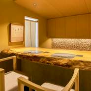 2～4名様までお使いいただけるカウンター個室も完備。大切な方とのお食事に。