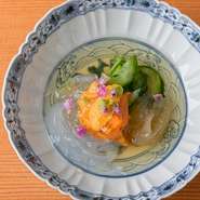 一品食べるごとに感動するような料理を心がけ、様々な旬の食材を少しづつ、その日一番美味しい調理法でご提供。全席個室となっておりますので、大切な接待・会食等等、ビシネスシーンでのご利用にも最適。

