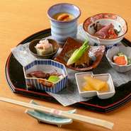 春、夏、秋、冬。毎日変化する旬の食材をその日一番美味しい食べ方で楽しめる多肴旬菜料理。たくさんの品数を一品一品ほんの一口づつ、ゆっくりと味わう特別コースです。完全個室で季節を感じるお料理が楽しめます。