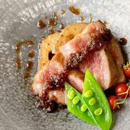 春夏秋冬、季節の食材を様々な調理法で楽しむことが出来る多肴旬菜料理と共にジューシーな牛肉のステーキを味わうことが出来るコース。その日一番美味しい食べ方で調理された旬の食材と、牛肉の旨味を楽しめます。