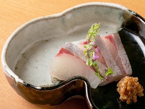 新鮮な海鮮などの和食を存分に味わう。