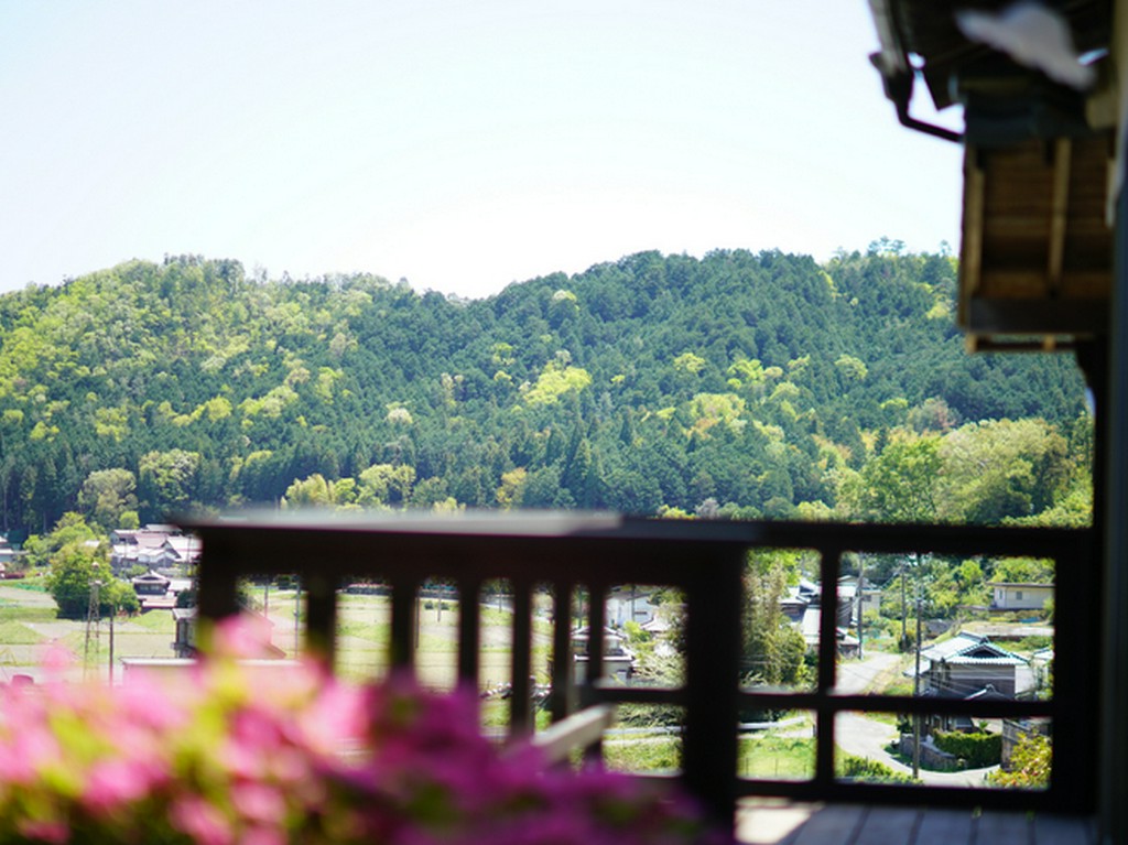 オープンエアでの食事も愉しめる！ 春や秋にはテラス席も登場