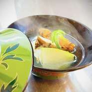 能勢町の季節野菜や特産品に加え、ストーリーのある食材が集う