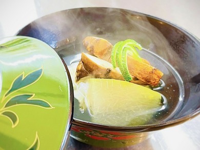 能勢町の季節野菜や特産品に加え、ストーリーのある食材が集う