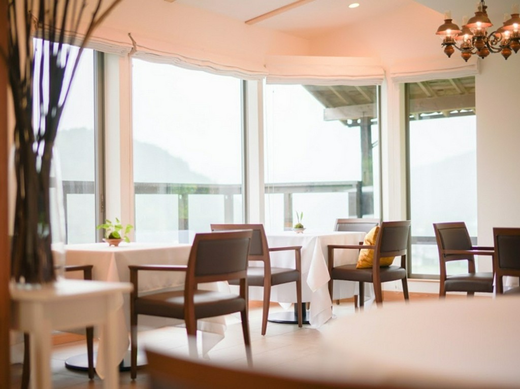 ガラス張りのダイニングから四季折々の山里の景色を一望できる