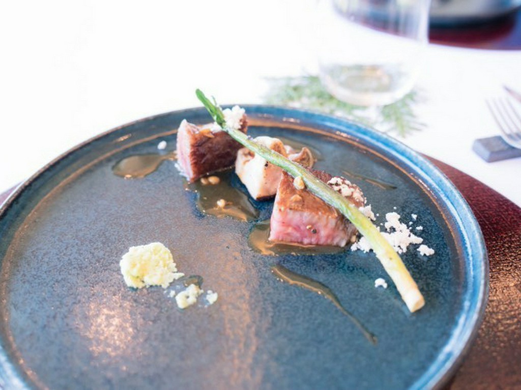 ソムリエ資格を持つシェフが季節の日本料理に合うワインを吟味