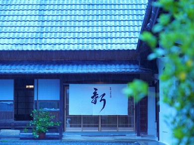 日本各地の美味しい地酒を選りすぐり、季節酒もラインナップ