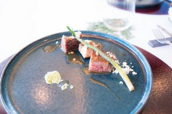 和牛の上品な香りと華やかな風味にうっとり『能勢黒牛の炭火焼き』