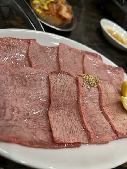 ジューシーな味わいの生タンに素材の良さを感じられる『名物・生タン塩』