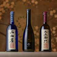 ⿊⿓の最⾼峰銘柄 ⽯⽥屋・⼆左衛⾨を始めとする一流の日本酒を、豊富に揃えています。