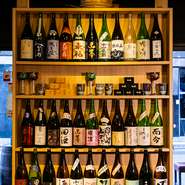 全国各地からセレクトされた地酒も必見。その時期飲みたい旬の一杯を、味わえます。定番から希少酒まで、ラインナップはさまざま。常に提供されているメニューは異なるので、日本酒好きは来店時にぜひチェックを。