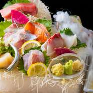 全国から届けられる鮮魚から、特に味わいたい逸品をセレクトした、豪華絢爛な盛り合わせ。その時期を代表する魚から、今日だからこそ薦めたい魚まで。“今日の日本の旬”を箱いっぱいに収めた名物メニューです。