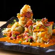 和牛と海の幸を一度に味わう大胆なメニュー。日本食の象徴として、海外にも広く知られる寿司と天ぷら。多彩な食文化を絶妙なバランスで掛け合わせています。